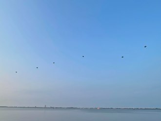 極度驚險！陸軍特戰官兵海上跳傘訓練 大鵬灣上空現壯觀傘花