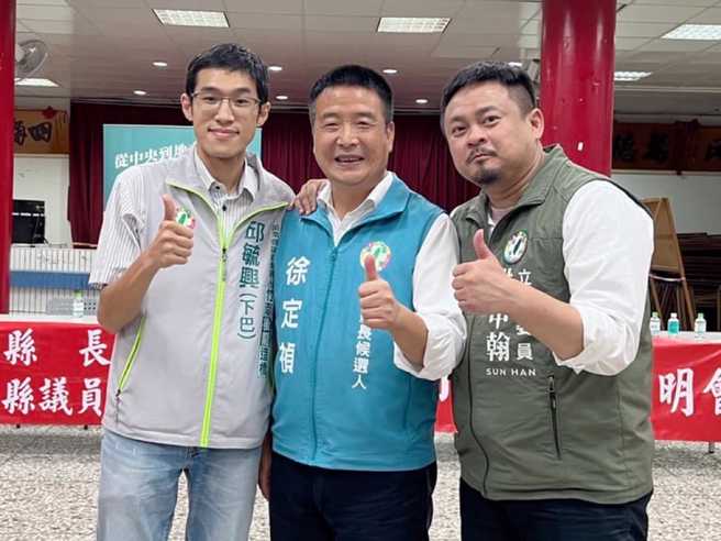 徐定祯(中)指出，今年问政说明会参与人数的规模，已经是过去的两倍。图为民进党立委洪申翰(右)、民进党苗栗县议员参选人邱毓兴(左)。(摘自徐定祯粉专)