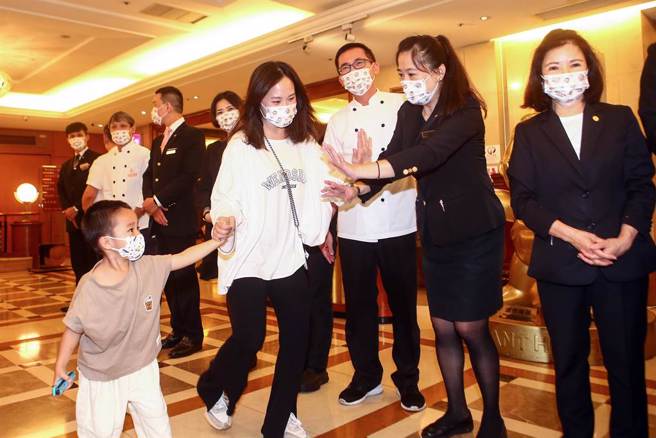 位于北市东区、已有20余年歷史的「台北神旺大饭店」，15日晚结束营业，主顾客特地到饭店享用晚餐，离去时饭店服务人员向顾客挥手道别。（邓博仁摄）