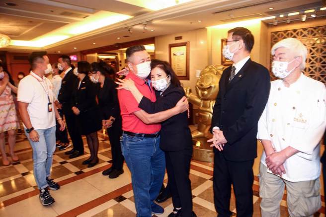 位于北市东区、已有20余年歷史的「台北神旺大饭店」，15日晚结束营业，主顾客特地到饭店享用晚餐，离去时饭店服务人员与顾客相互拥抱道别。（邓博仁摄）