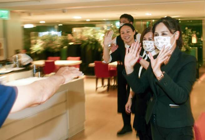 位于北市东区、已有20余年歷史的「台北神旺大饭店」，15日晚结束营业，主顾客特地到饭店享用晚餐，离去时饭店服务人员向顾客挥手道别。（邓博仁摄）