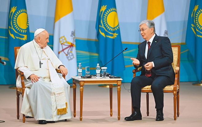 教宗方济各在搭机前往哈萨克途中，随行记者问是否会在努尔苏丹见习近平时回答：「我没有关于那件事的任何消息。」图为哈萨克斯坦总统在世界和传统宗教领袖大会开幕式上强调，教宗方济各（左）访问我国的歷史意义。（摘自哈萨克斯坦总统官网）