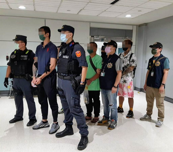 一名詐團最高階台灣籍主管，8月底佯裝被害人返國遭警方揪出，親曝「人肉佣金」，圖為8月底陸續返台的國人，其中有多位緝犯。(中時報系資料庫)