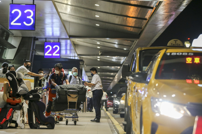 2022年09月15日桃園機場隨著新冠肺炎疫情走向輕症化，許多國家都已推動邊境解封，中央流行疫情指揮中心14日召開專家會議，專家建議直接將「3+4」改為「0+7」。同時開放團客、自由行，原因是台灣的動作已經太慢。而指揮中心發言人莊人祥15日在記者會上透露，10月份有機會。圖為桃園機場入境旅客排隊搭配防疫計程車。（資料照/陳麒全攝）