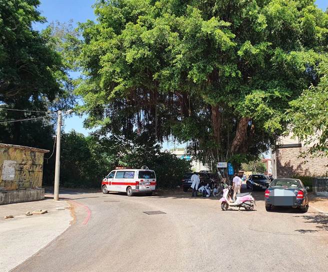 金門金寧鄉埔邊往金城鎮民生路口昨發生機車擦撞自小客車的交通事故，警方趕抵現場處理。（警方提供）