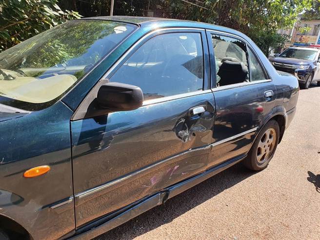 機車車頭和自小客車車側、車窗玻璃均有毀損。詳細肇事原因由警方調查釐清中。（警方提供）