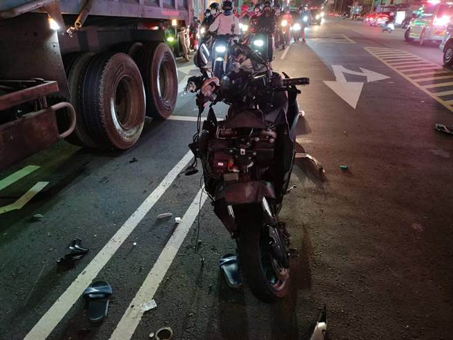 桃园市八德区昨晚有名侨生无照闯红灯，撞击力道相当大，机车车头全毁。（八德警分局提供／陈梦茹桃园传真）