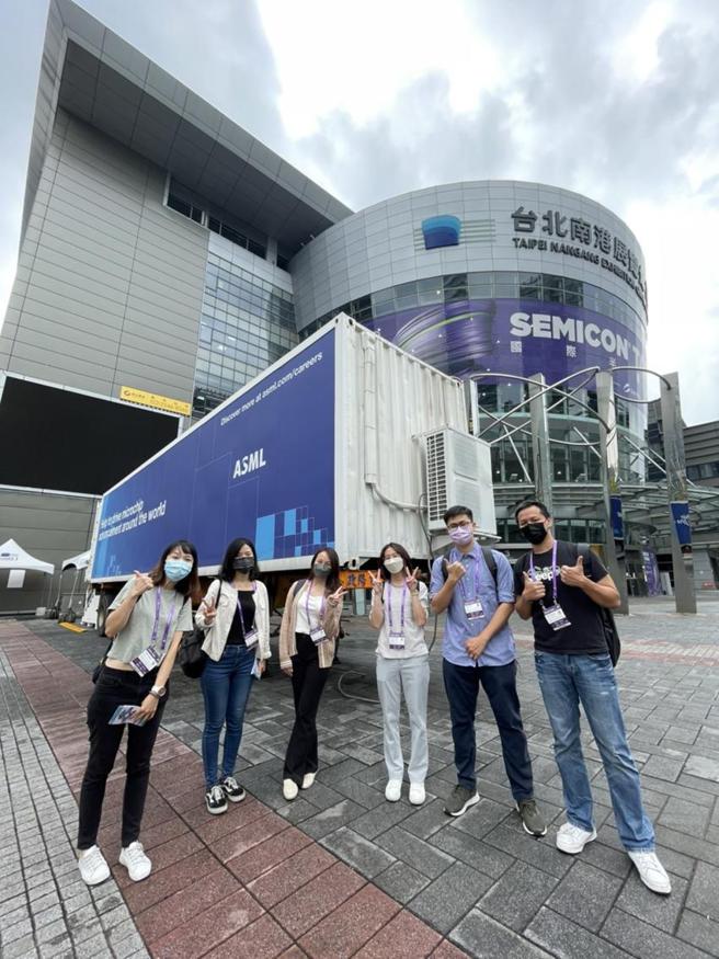 SEMICON Taiwan參展民眾前來ASML創新體驗車參與導覽。（圖／業者提供）