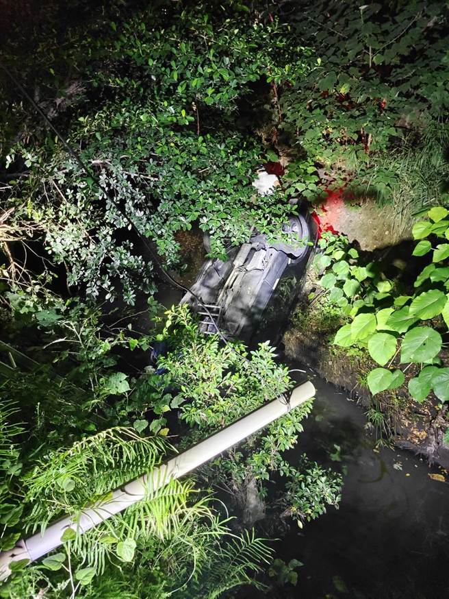 一辆自小客车掉进排水沟内。（翻摄照片／高雄洪靖宜传真）