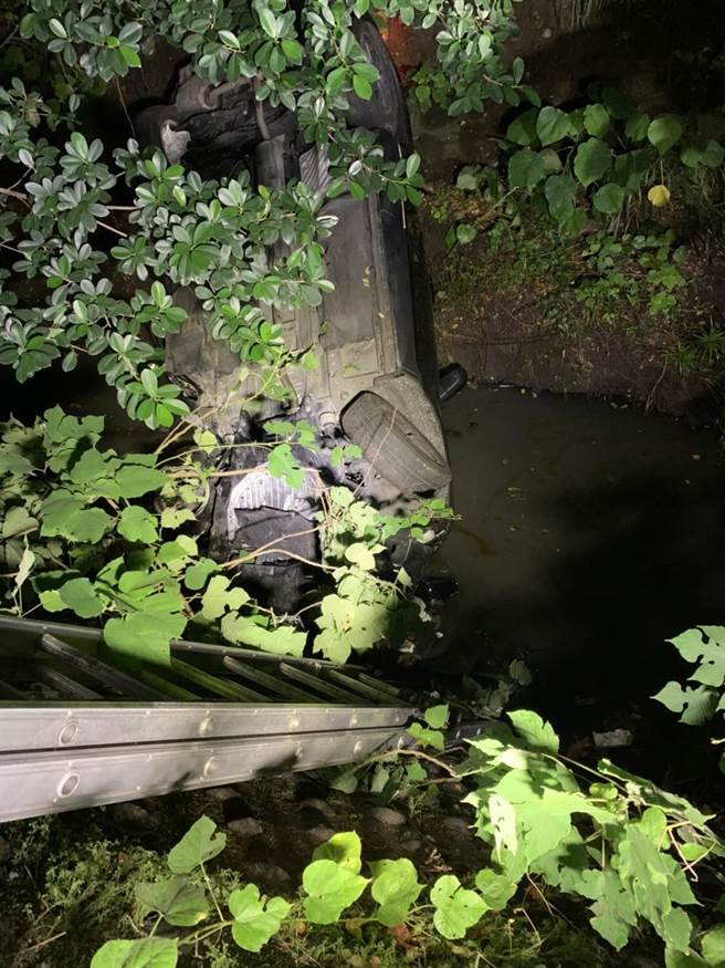 一辆自小客车掉进排水沟内。（翻摄照片／高雄洪靖宜传真）