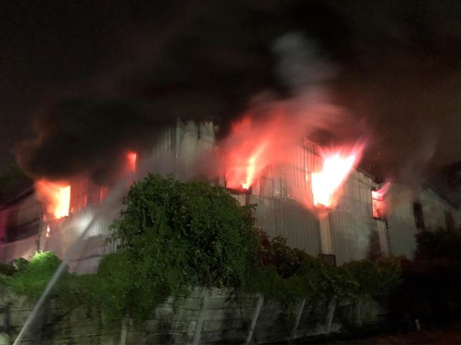 某卫浴大厂工厂今天凌晨发生火警，现场全面燃烧。（民眾提供／张亦惠台中传真）