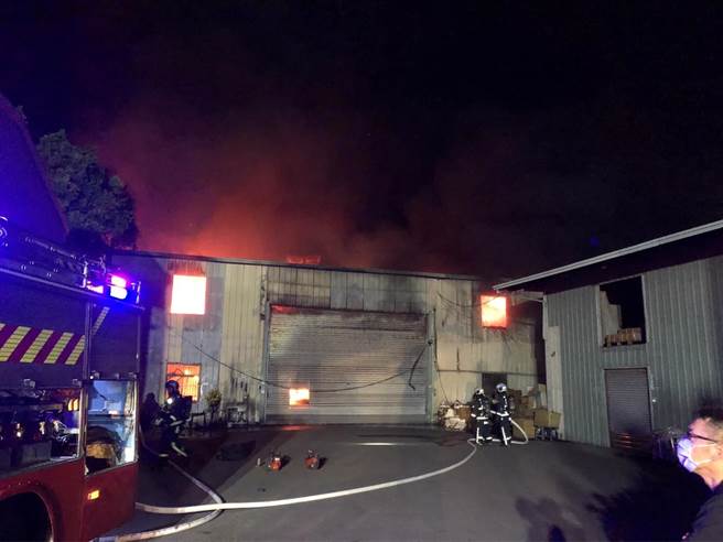 某卫浴大厂工厂今天凌晨发生火警，现场全面燃烧。（民眾提供／张亦惠台中传真）