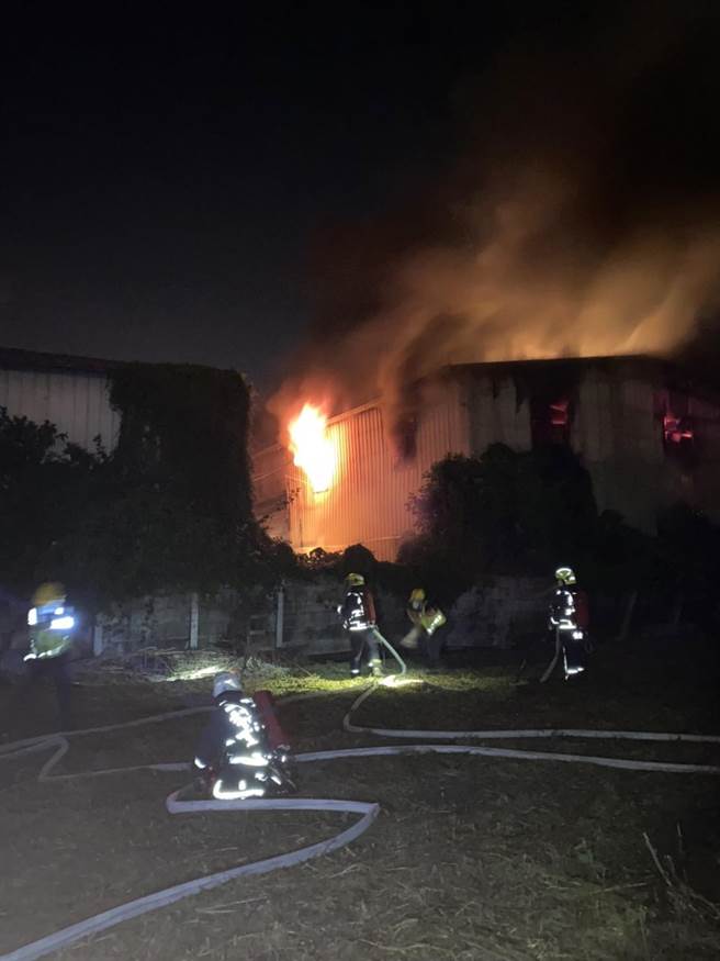 某卫浴大厂工厂今天凌晨发生火警，现场全面燃烧。（民眾提供／张亦惠台中传真）