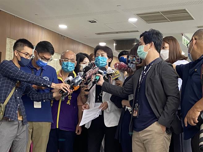 无党籍台北市长参选人黄珊珊16日出席中小企业ESG博览会，会前受访。（陈薏云摄）