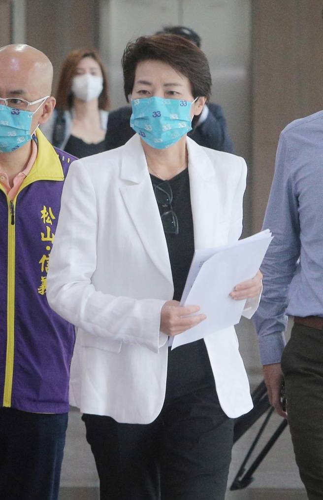 无党籍台北市长参选人黄珊珊（前）16日出席「2022中小企业 ESG博览会」。（赵双杰摄）