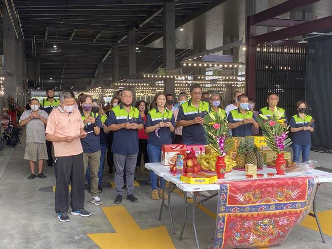 李芳林（右五）率台南農產運銷公司員工及攤商開市拜拜。（曹婷婷攝）