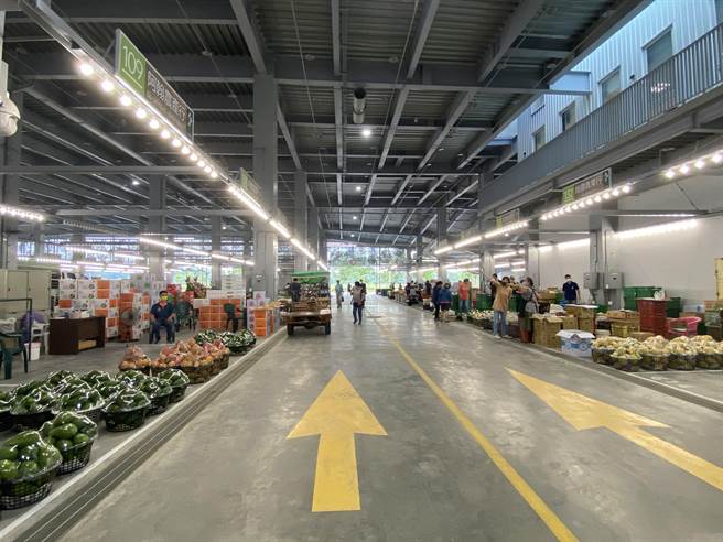 嶄新的新化果菜市場今天試營運，空間寬敞明亮受到好評。（曹婷婷攝）