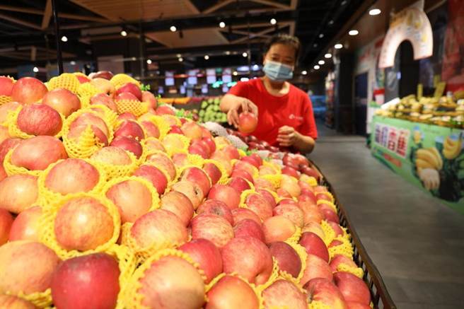 图为大陆民眾在贵州省黔东南苗族侗族自治州岑巩县一家超市选购水果。（摘自新华社）