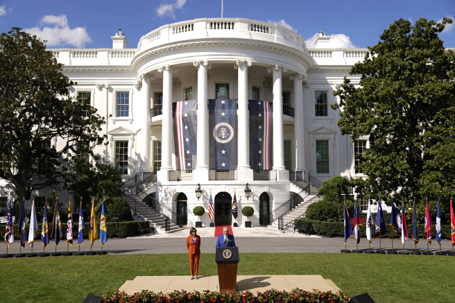 美國行政部門發聲明指出，白宮今天批准加碼高達6億美元（約新台幣187億元）軍援烏克蘭。(圖/美聯社)