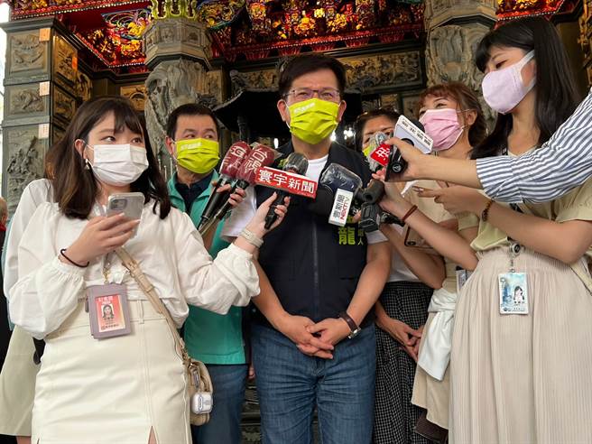 林佳龍（中）表示，球是圓的，哀兵必勝，現在才要開始進入衝刺階段，他也相信自己和新北市長侯友宜之間的民調差距有縮小。（李奇叡攝）