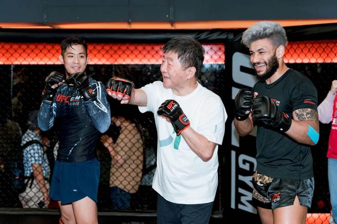 陳時中參觀健身房下場玩格鬥 ，忘了講政策。(陳時中競選總部提供)