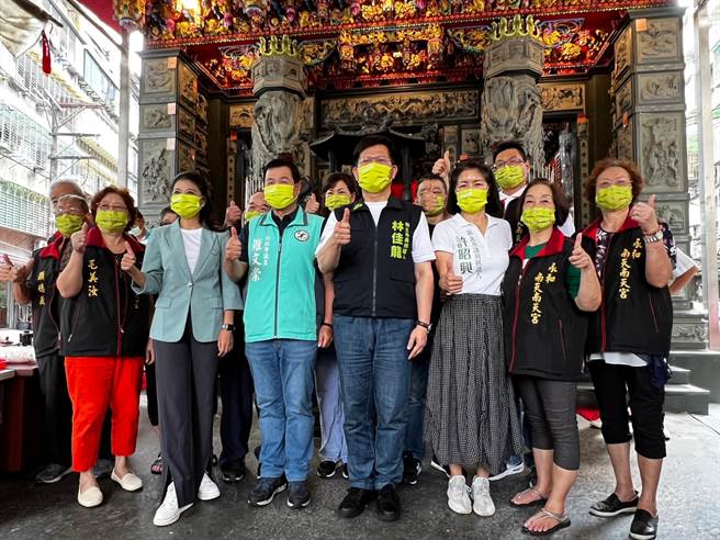 民進黨新北市長參選人林佳龍今早在立委林楚茵、議員參選人羅文崇、許昭興陪伴下，前往永和南天南天宮參拜。（李奇叡攝）