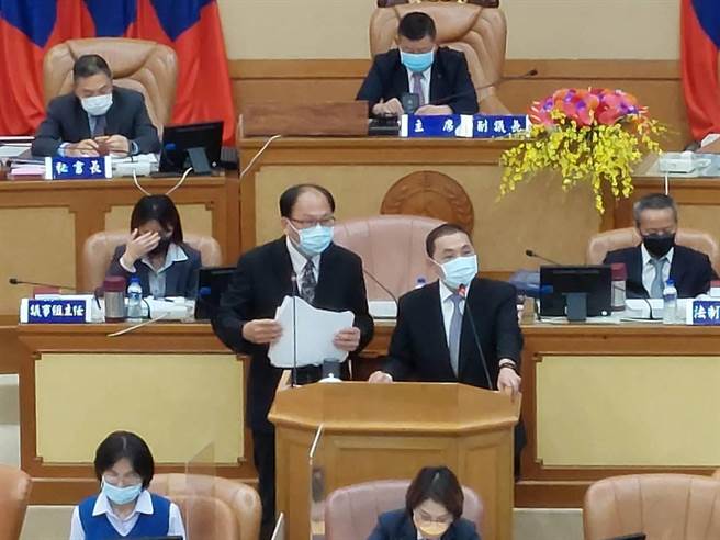 新北市议员赖秋媚指出，淡海轻轨3年亏损5亿7621万元，何时才能转亏为盈？新北市长侯友宜表示，大眾运输不以营利为目的。（陈慰慈摄）