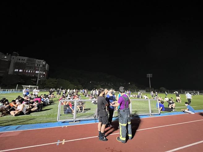 铭传大学龟山校区15日晚间传出餐厅气爆，学生紧急疏散。（翻摄照片）