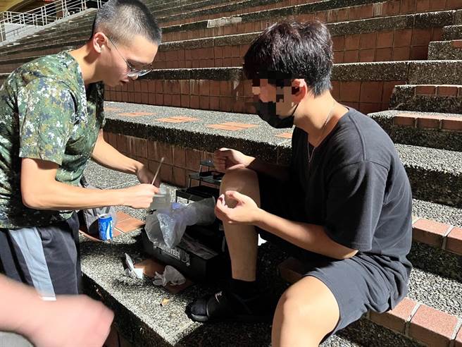 铭传大学学生许仲原（左）是龟山义消成员，火警发生时，他协助疏散，并评估伤者伤势，也提供资讯给消防员。（翻摄照片）