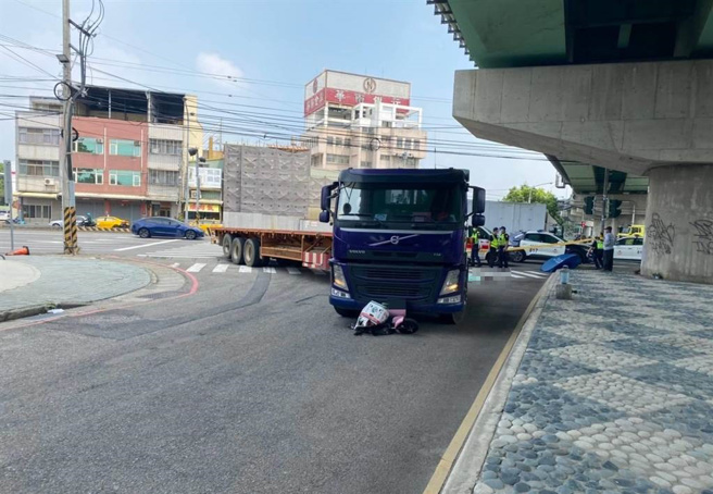 台中市烏日區驚傳一起嚴重車禍！七旬騎士遭撞當場死亡。（烏日分局提供／潘虹恩台中傳真）