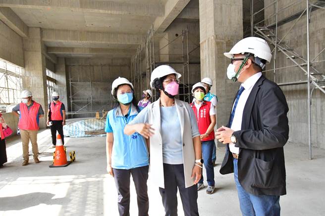 彰化县长王惠美16日视察位于彰化市介寿新村「长照2.0多功能服务中心暨卫福大楼新建工程」工程进度。（吴敏菁摄）