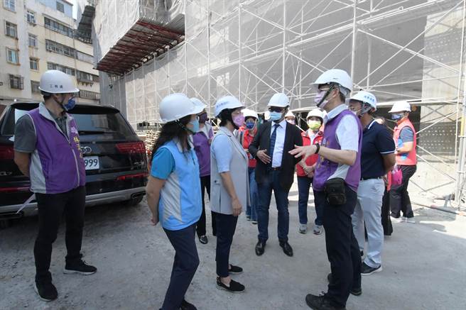 彰化县长王惠美16日视察位于彰化市介寿新村「长照2.0多功能服务中心暨卫福大楼新建工程」工程进度。（吴敏菁摄）