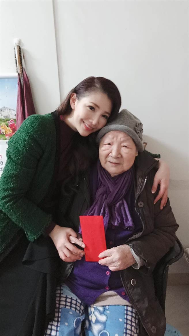 林书炜（左）受已故阿嬷影响许多。（POP Radio提供）