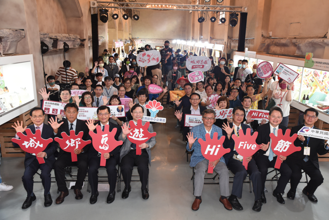 林全能次長(左四)_孔文吉委員(右四)_何晉滄處長(左三)與現場貴賓合影留念。