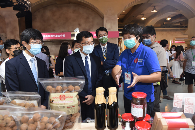 何晉滄處長參觀培灶企業社攤位