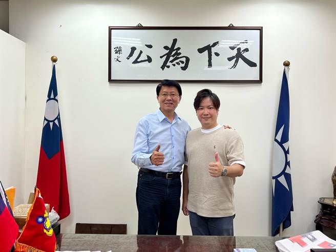 高揚凱（右）特地南下台南請益之旅，謝龍介（左）非常高興，毫不保留的傳授從政心法。（高揚凱競辦提供／游念育台北傳真）