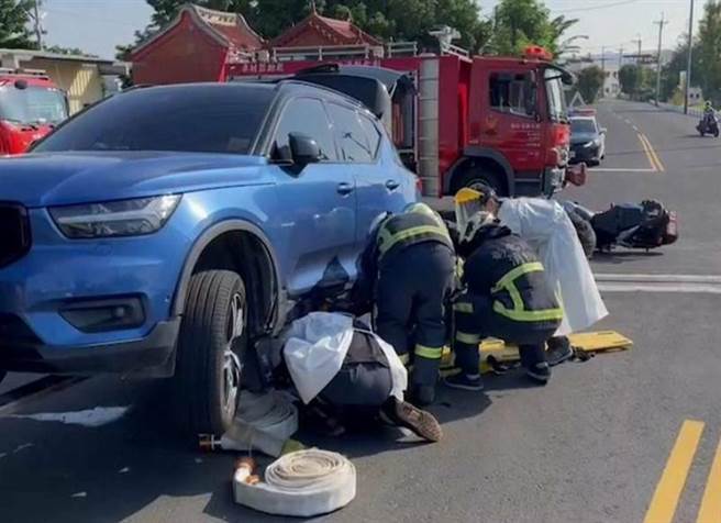 彰化縣鹿港警分局偵查隊47歲巡佐賴志文，15日早上7點多，騎重型機車上班途中，在大村鄉和休旅車相撞，被捲進車底拖行。（民眾提供／吳敏菁彰化傳真）