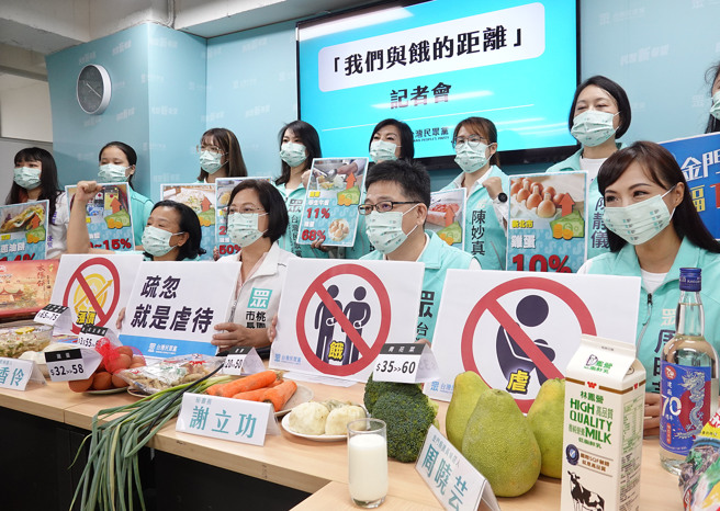 民眾党秘书长谢立功（前排右二）带领桃园市长参选人赖香伶（前排左二）及党内各地县市议员参选人16日举行「全台物价涨不停，我们与饿的距离？」记者会，指出物价上涨不仅造成民眾荷包缩水，更影响弱势家庭的生存，呼吁政府积极解决。（姚志平摄）