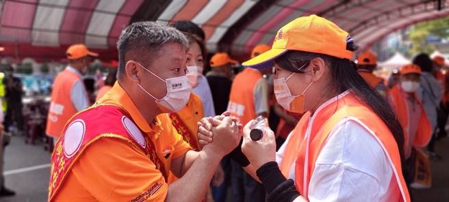 竹北市长参选人郭汉章（左）16日成立竞选总部，努力向选民争取认同。（郭汉章团队提供／邱立雅竹县传真）