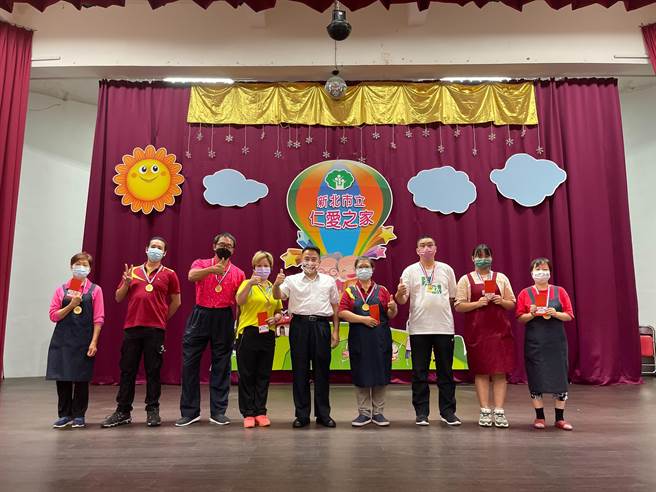 新北市立仁愛之家主任吳欽仁表揚防疫有功照服員。（新北市社會局提供）