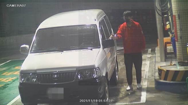 不知情駕駛低價購入中油捷利卡，前去加油畫面。（警方提供／李奇叡新北傳真）