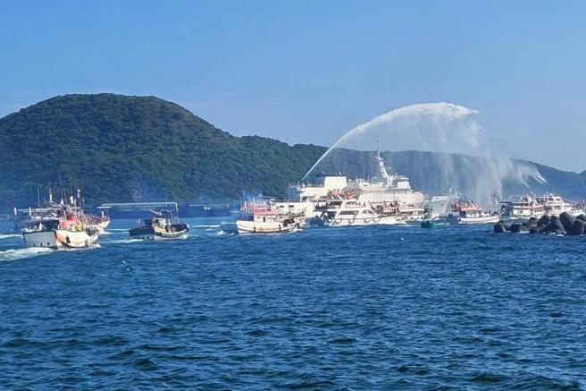 「2022兰阳妈祖文化节」16日在苏澳镇南天宫金妈祖领航下，近百艘渔船组成海上遶境队伍，从南方澳渔港鸣笛起驾出发，海巡署新竹舰等特别在港口喷水祈福并全程伴随护航，场面壮观。（图/ 中央社）