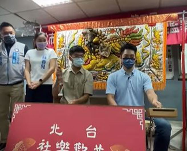 蒋万安学习北管「头手鼓」。(取自蒋万安脸书影片)