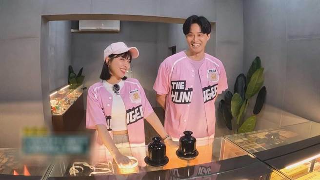 徐新洋（右）与峮峮在《飢饿游戏》中玩吹牛。（中视提供）