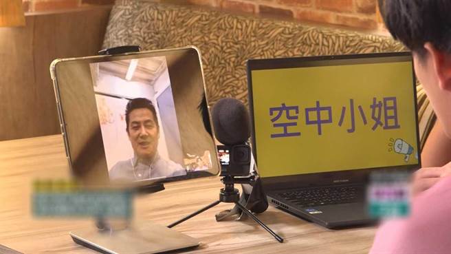 徐新洋连线爸爸徐乃麟隔空玩游戏。（中视提供）