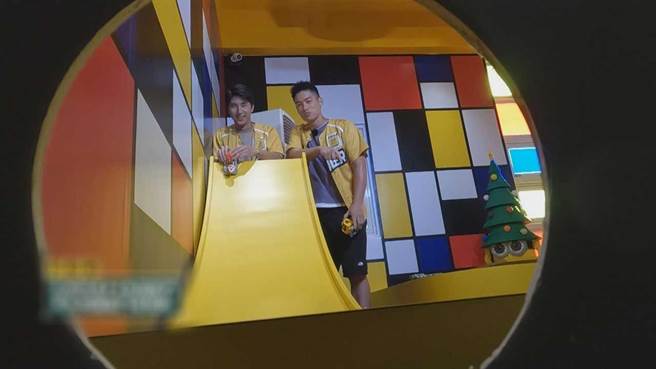 胡释安（左）与许孟哲在《飢饿游戏》中PK鱼跃龙门。（中视提供）