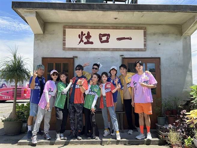 王仁甫（左起）、峮峮、蔡黄汝、孙协志、许孟哲、杨绣惠、黄丽瑶、焦曼婷、胡释安以及徐新洋在《飢饿游戏》中进行PK闯关。（中视提供）