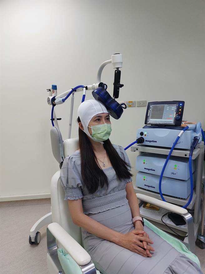 长新冠患者表示，在接受rTMS治疗后，已大幅改善忧郁与失眠现象(图为情境照，非当事者本人)。（光田综合医院提供／陈淑娥台中传真）
