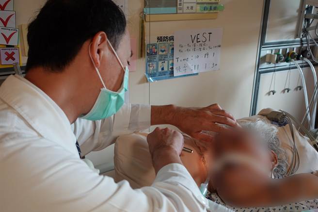 老妇人患有糖尿病，却没有规律量血糖，导致血糖飙升，引起「急性代谢性脑病变」，呈现昏迷状态。（台中慈济医院提供／陈淑娥台中传真）