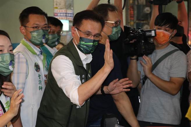 国民党桃园市长参选人张善政研究案，农委会初步检视结果出炉，民进党桃园市长参选人郑运鹏竞办呼吁别再鸵鸟心态。（蔡明亘摄）